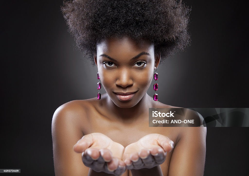 Noir beauté atteindre les mains - Photo de Adulte libre de droits