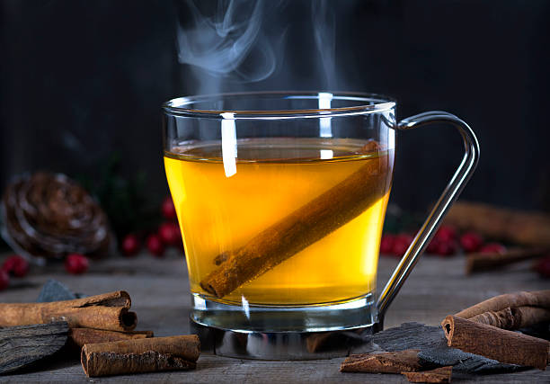 ホット toddy カクテルを飲みながら、シナモン - hot apple cider cider cinnamon heat ストックフォトと画像