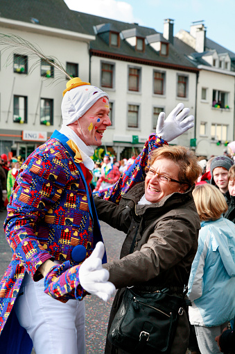 Long Brazos Figura Pública Baile Con Temas De Carnaval De Malmedy Bélgica  Foto de stock y más banco de imágenes de Bélgica - iStock