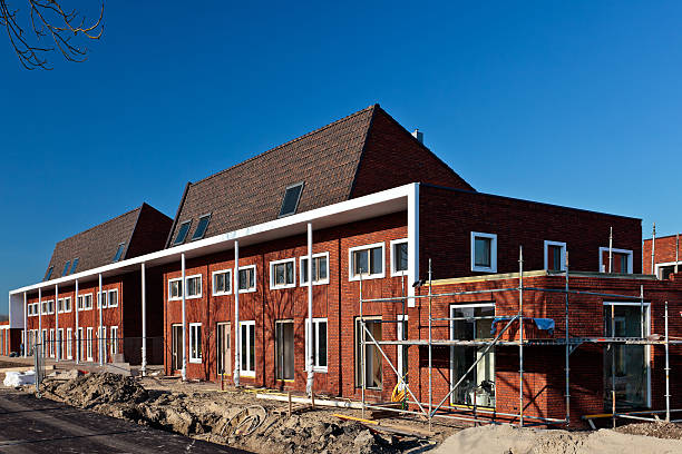 quase terminado a construção de casas para famílias - stone contemporary new construction - fotografias e filmes do acervo