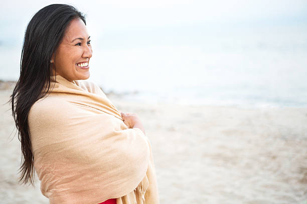 mujer feliz en la playa - beach beauty in nature beautiful brown hair fotografías e imágenes de stock