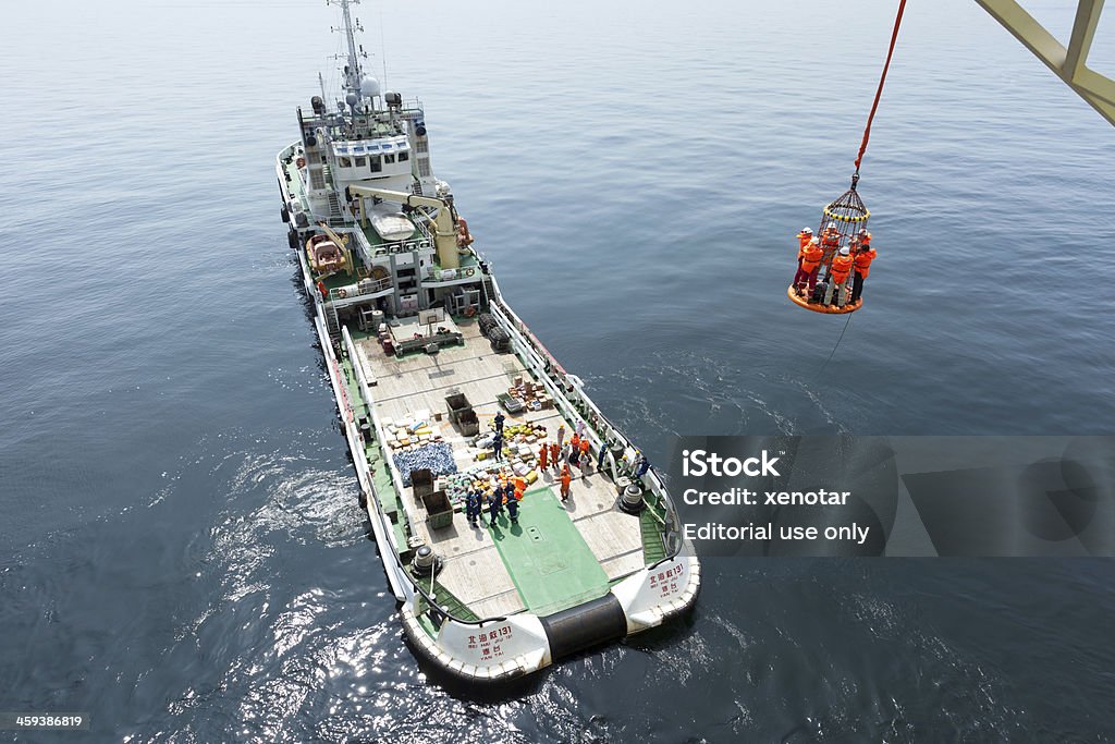rescue tug boat resupply a plataforma de petróleo atividade - Foto de stock de Aventura royalty-free
