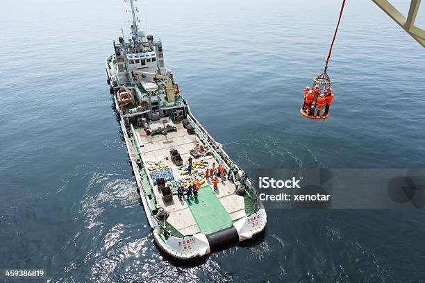 Foto de Rescue Tug Boat Resupply A Plataforma De Petróleo Atividade e mais fotos de stock de Aventura