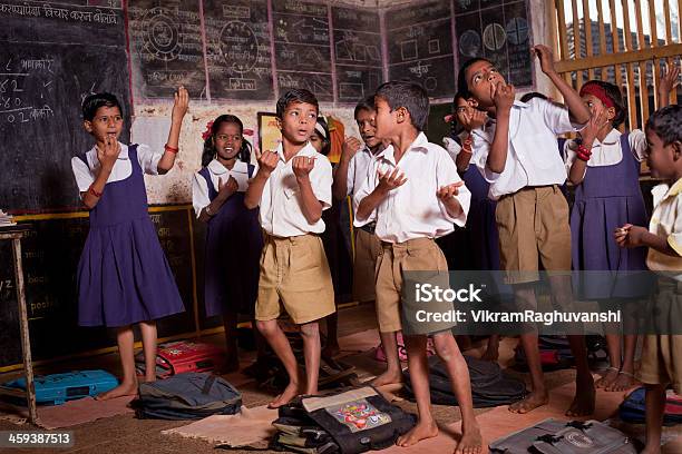 Gruppe Von Kleinen Indischen Kinder Performing In Einer Ländlichen School Stockfoto und mehr Bilder von Indien