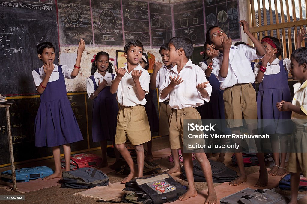 Grupo de crianças pequenas indiana desempenho em uma escola Rural - Foto de stock de Índia royalty-free