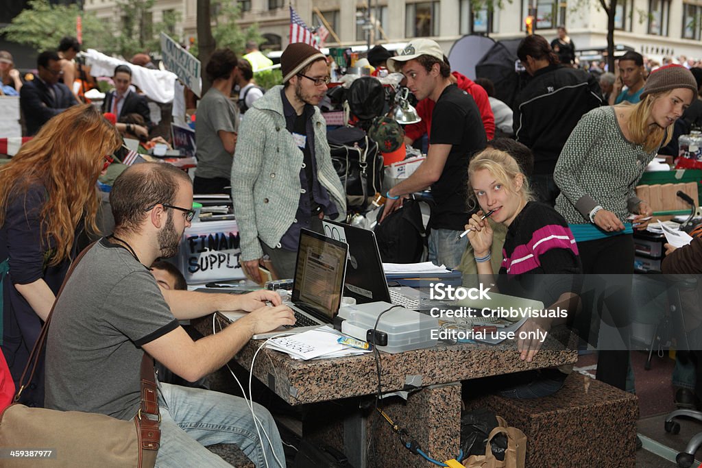 Occupy Wall Street mídia social e de relações com a imprensa - Foto de stock de Atualização - Comunicação royalty-free