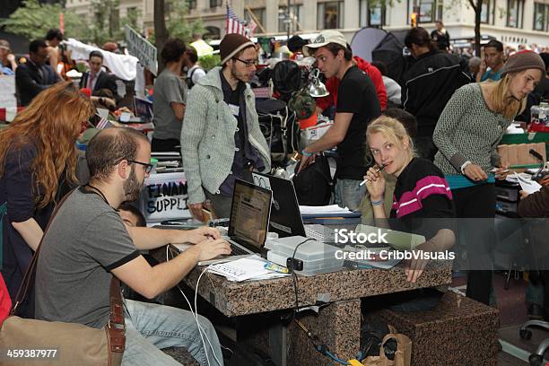 Foto de Occupy Wall Street Mídia Social E De Relações Com A Imprensa e mais fotos de stock de Atualização - Comunicação