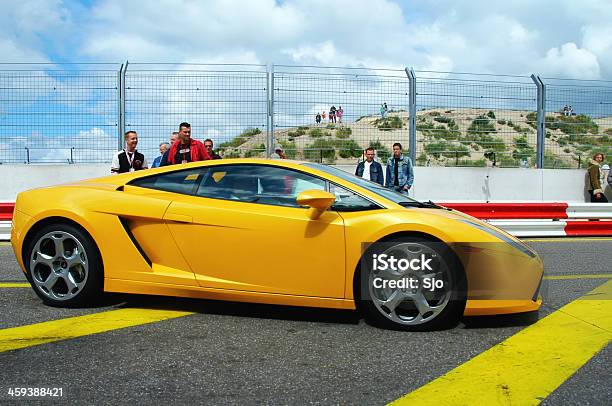 Lamborghini Gallardo - Fotografias de stock e mais imagens de Amarelo - Amarelo, Box da equipa de corrida, Carro