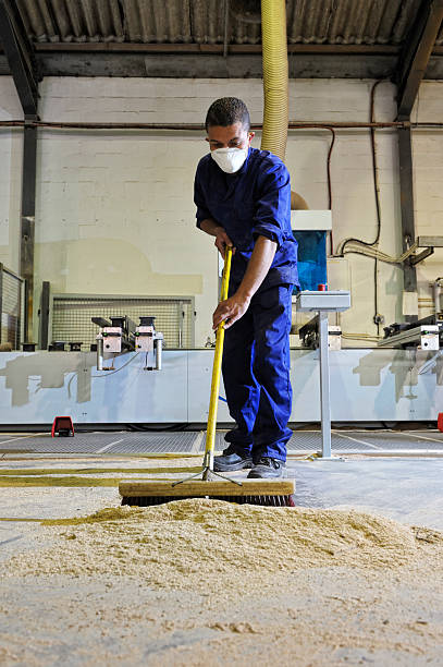 fabrik arbeiter atemberaubenden porträt - sweeping sawdust factory broom stock-fotos und bilder