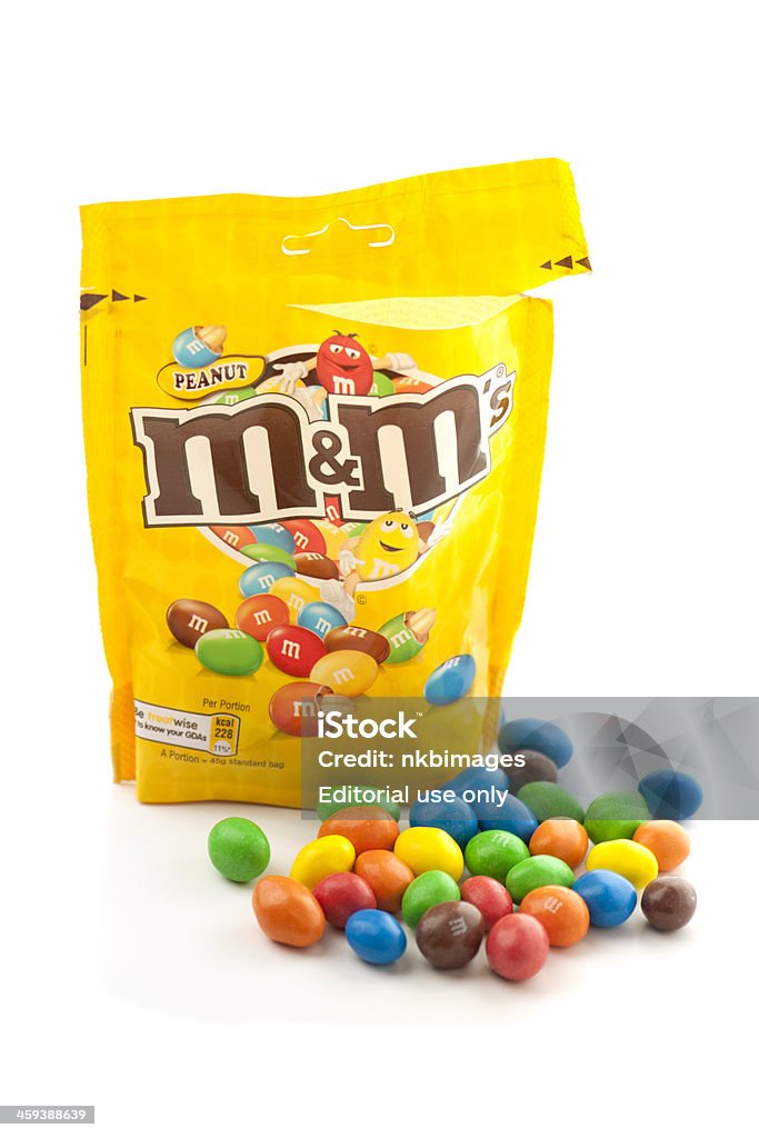 Abrir o saco de amendoim M & em fundo branco doce na frente - Royalty-free Alimentação Não-saudável Foto de stock