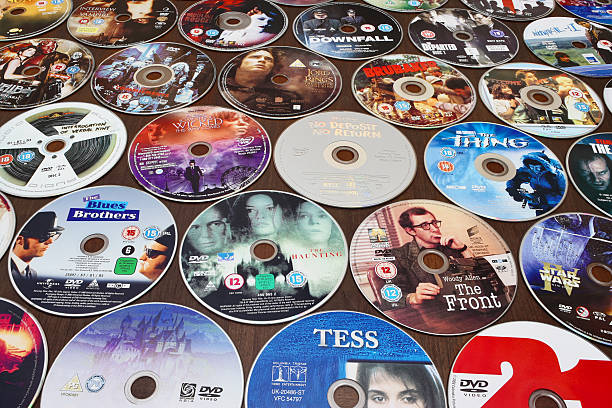 dvd sur une table - dvd stack cd movie photos et images de collection