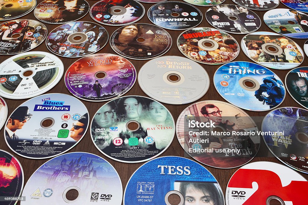 DVDs em uma mesa - Foto de stock de Título de Arte royalty-free