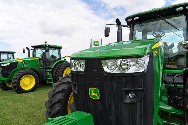 john deere tractor - john deer fotografías e imágenes de stock