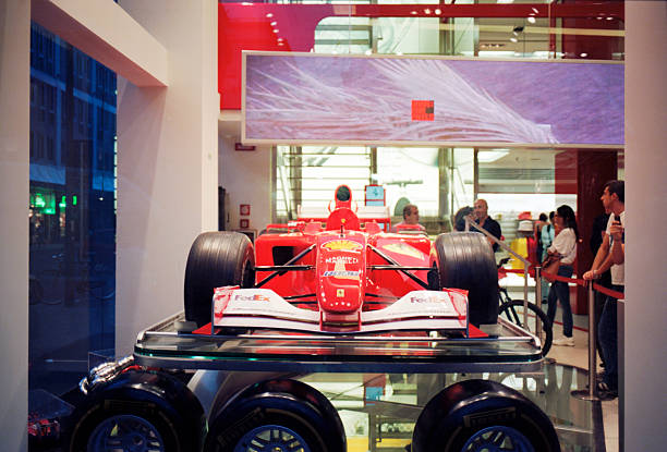 ferrari sklepu - formula one racing racecar sports race car zdjęcia i obrazy z banku zdjęć