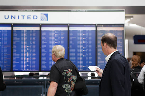 départs à repasser - airport usa business ohare airport photos et images de collection