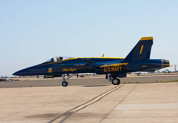 ブルーエンジェルのナンバー 1 - marine corps air station miramar airshow san diego california marines ストックフォトと画像