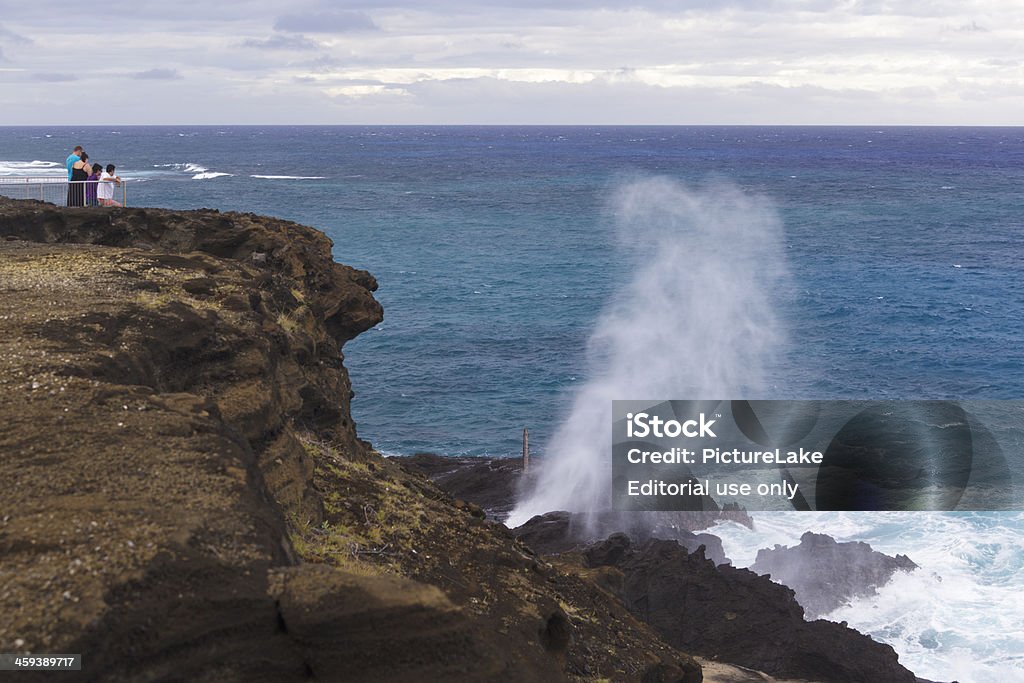 Turistas observando Halona Espiráculo, Oahu, havaí - Royalty-free Ao Ar Livre Foto de stock