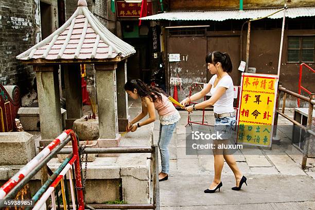 Preghiera Buddista - Fotografie stock e altre immagini di Donne - Donne, Macau, Adulto