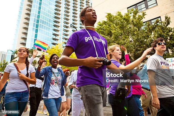 Los Adolescentes Contra El Acoso Moral De Marzo Foto de stock y más banco de imágenes de Adolescencia - Adolescencia, Adolescente, Derechos LGBTQI