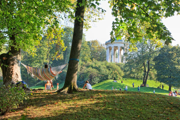 la gente disfruta el otoño sol en el jardín inglés, munich - englischer garten fotografías e imágenes de stock