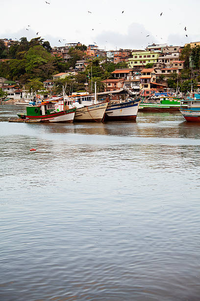 лодки перед фавела-нитерой, бразилия - fishing boat стоковые фото и изображения