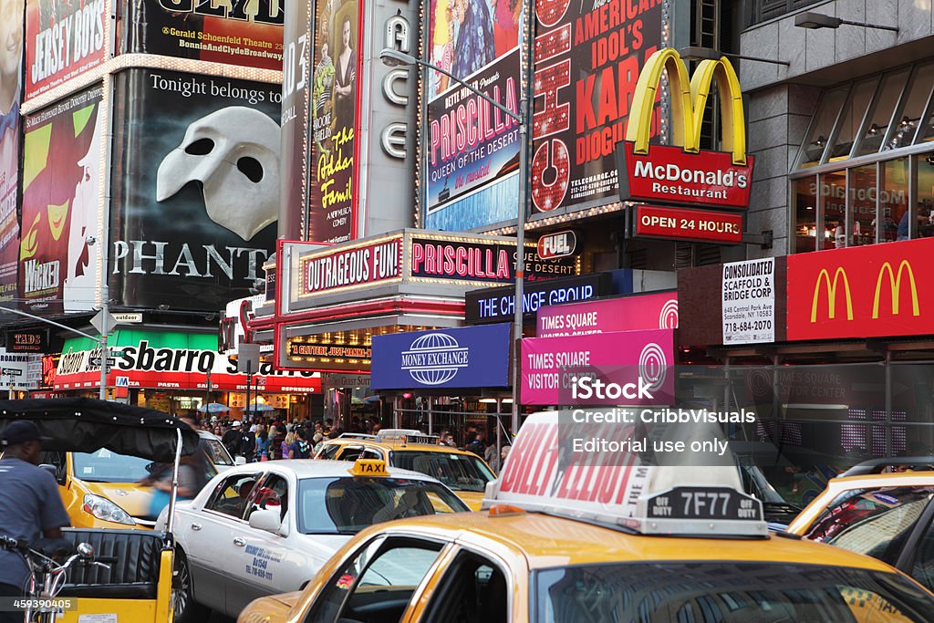 Wieczorem taksówką kabiny Times Square i Theatre district na plakatach - Zbiór zdjęć royalty-free (Billboard)