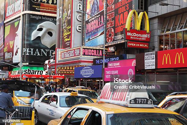 Wieczorem Taksówką Kabiny Times Square I Theatre District Na Plakatach - zdjęcia stockowe i więcej obrazów Billboard