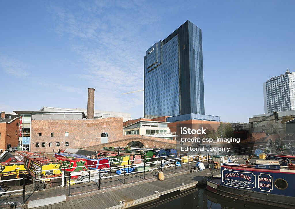 Canal barco moorings Gas Street en el centro de la ciudad de Birmingham - Foto de stock de Agua libre de derechos