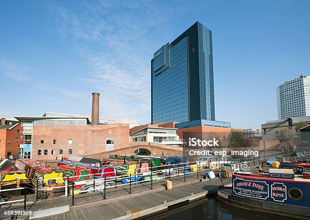 Canal Barco Moorings Gas Street En El Centro De La Ciudad De Birmingham Foto de stock y más banco de imágenes de Agua