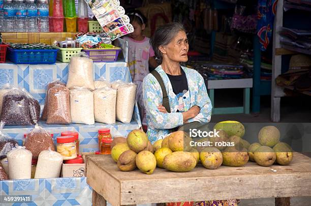 Frau Auf Einem Traditionellen Markt Stockfoto und mehr Bilder von Abwarten - Abwarten, Alter Erwachsener, Arrangieren