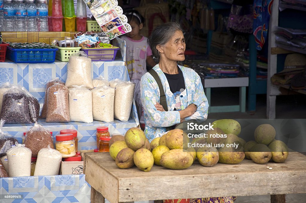 Mujer en un mercado tradicional - Foto de stock de Adulto libre de derechos