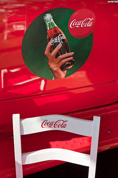 coca-cola publicité extérieure. - close up truck pick up truck gear photos et images de collection