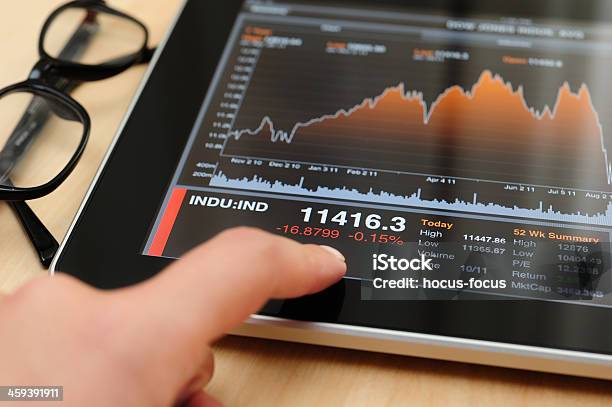 Diagrammi Stock Su Ipad - Fotografie stock e altre immagini di Affari - Affari, Agente di cambio, Ambientazione interna