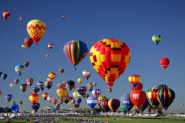 montgolfière de décollage - ballooning festival photos et images de collection