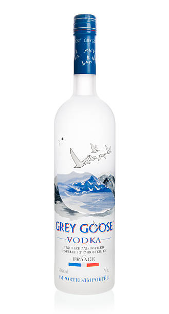 vodka et grey goose - grey goose vodka photos et images de collection