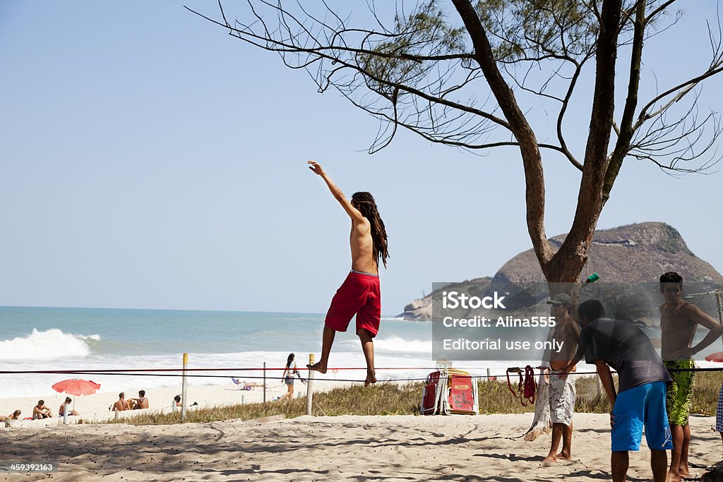 Junger Mann balancing auf ein Hochseil Von Recreio Beach, Brasilien - Lizenzfrei Aktivitäten und Sport Stock-Foto