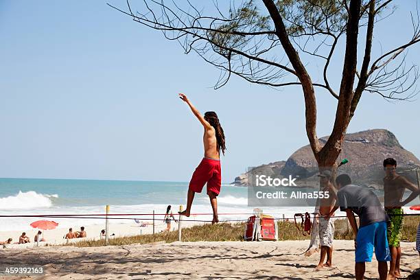 Junger Mann Balancing Auf Ein Hochseil Von Recreio Beach Brasilien Stockfoto und mehr Bilder von Aktivitäten und Sport