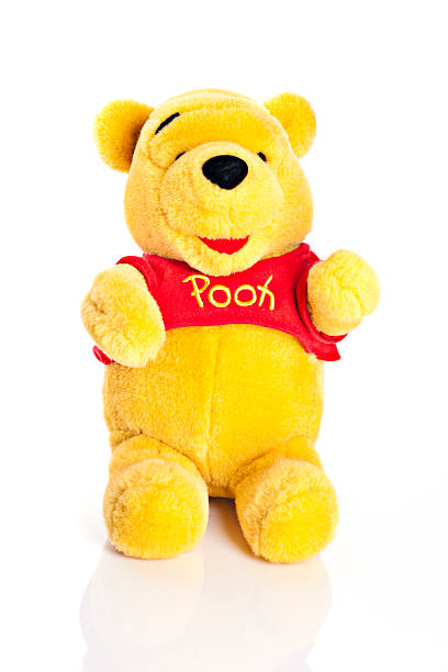 winnie the pooh muñeco de peluche - winnie the pooh fotografías e imágenes de stock