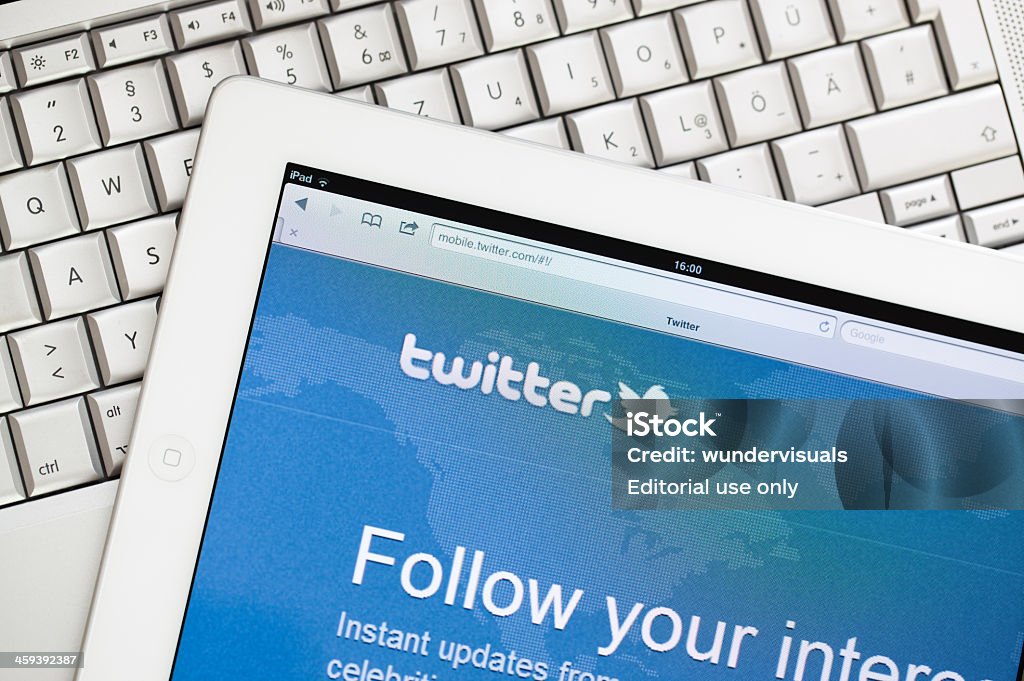 Twitter sito web su Apple ipad2 - Foto stock royalty-free di Messaggistica online