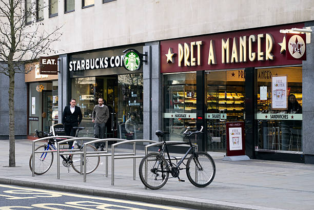 pret-a-manger, 스타벅스 및 평균량 콘센트, 런던 - starbucks commercial sign store coffee 뉴스 사진 이미지