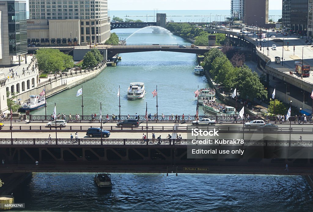 Codziennie ruch na i nad Rzeka Chicago - Zbiór zdjęć royalty-free (Chicago - Illinois)