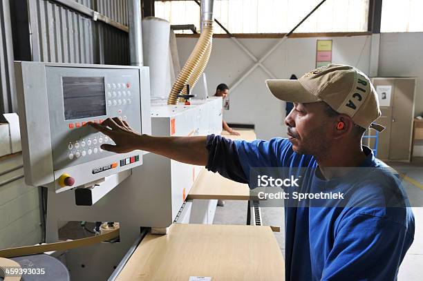 Photo libre de droit de Usine Travailleur Sapplique Bords Gros Plan Moyen banque d'images et plus d'images libres de droit de Ameublement - Ameublement, Atelier clandestin, Bureau - Ameublement