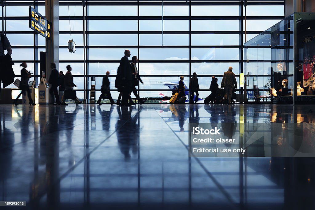 Nowoczesne lotnisko terminal w sylwetka podróżujących - Zbiór zdjęć royalty-free (Brama)