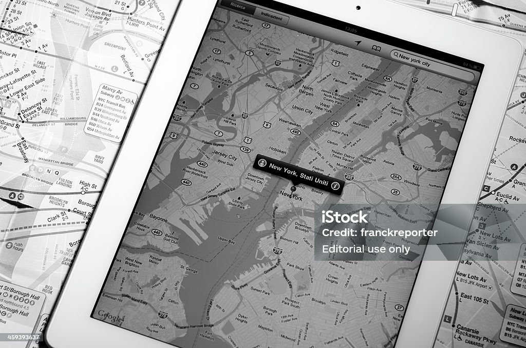 Apple Ipad 2 com mapas da cidade de Nova York - Foto de stock de Google - Nome de marca royalty-free
