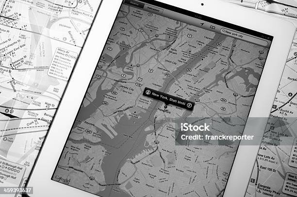 Foto de Apple Ipad 2 Com Mapas Da Cidade De Nova York e mais fotos de stock de Google - Nome de marca - Google - Nome de marca, Mapa, Direção