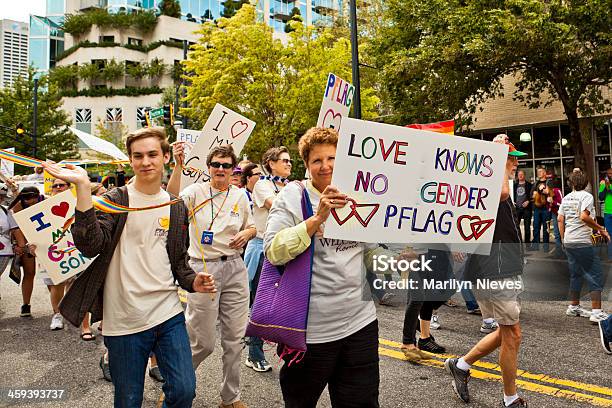 行進する Pflag アトランタの - ティーンエイジャーのストックフォトや画像を多数ご用意 - ティーンエイジャー, 同性愛者, 思春期