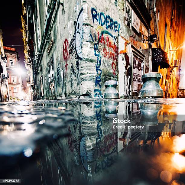 Backstreet Riflessioni - Fotografie stock e altre immagini di Bassifondi - Bassifondi, Campania, Centro storico