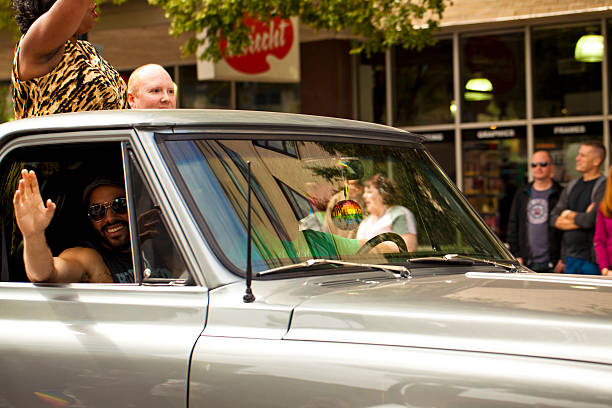 auto classiche di palla da discoteca con arcobaleno - atlanta pride foto e immagini stock