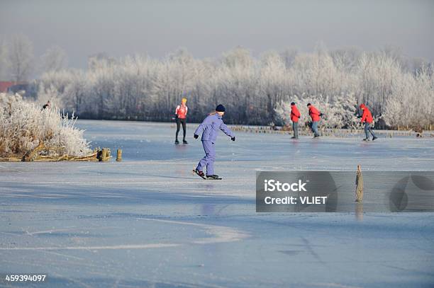 Foto de As Pessoas Patinação No Gelo No Lago Na Holanda e mais fotos de stock de Adolescente - Adolescente, Adolescentes Meninas, Adulto