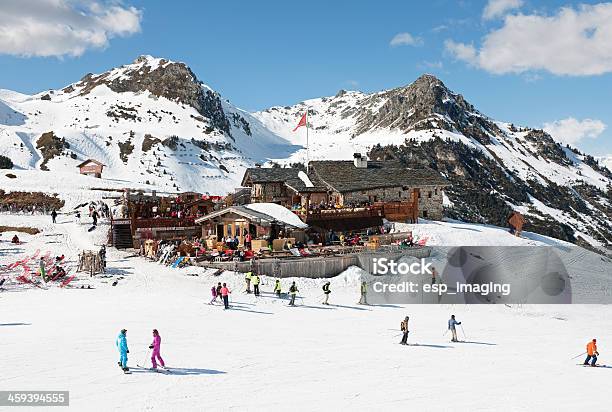 Ski Piste Las Montañas Y El Restaurante Above Les Arcos Francia Foto de stock y más banco de imágenes de Les Arcs